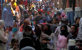 Pasar yang padat seperti di Tanah Abang ini jadi kluster sumber penularan covod. (Foto:Antara)