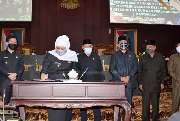 Penandatanganan pengesahan perubahan raperda Trantibum dalam rapat paripurna di DPRD Jatim, Senin, 27 Juli 2020. (Foto: Dok DPRD Jatim) 