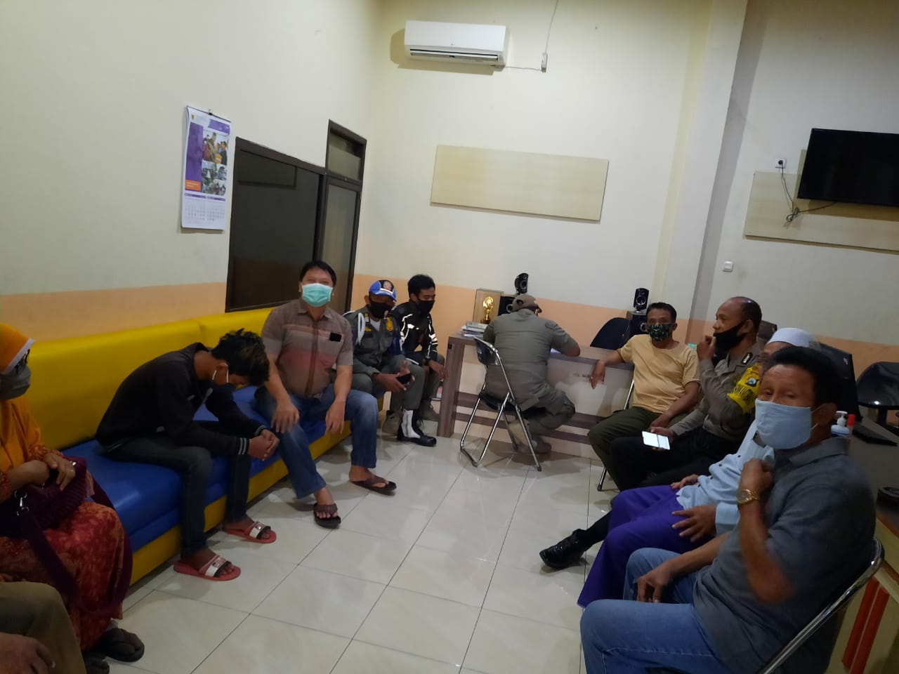 Perangkat salah satu desa di Kediri memberikan pendampingan pada wargannya yang mencoba bunuh diri. (Fendy Plesmana/Ngopibareng.id)