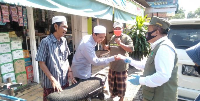 Wabup Pasuruan (kanan) saat sosialisasi protokol kesehatan ke warga. (Foto: Dok Humas) 