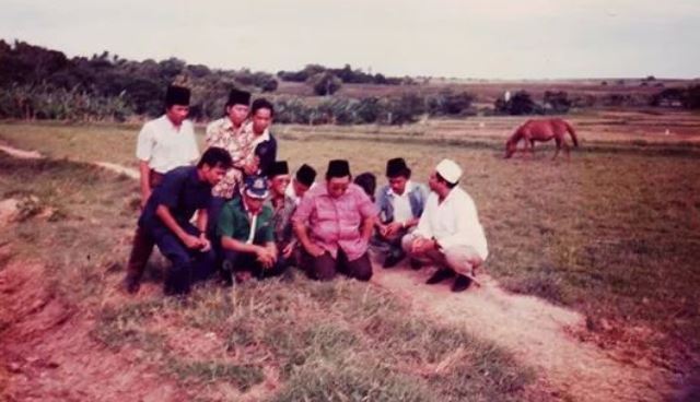 Gus Dur ketika berziarah di suatu makam tak dikenal. (Foto: gusdurfiles)