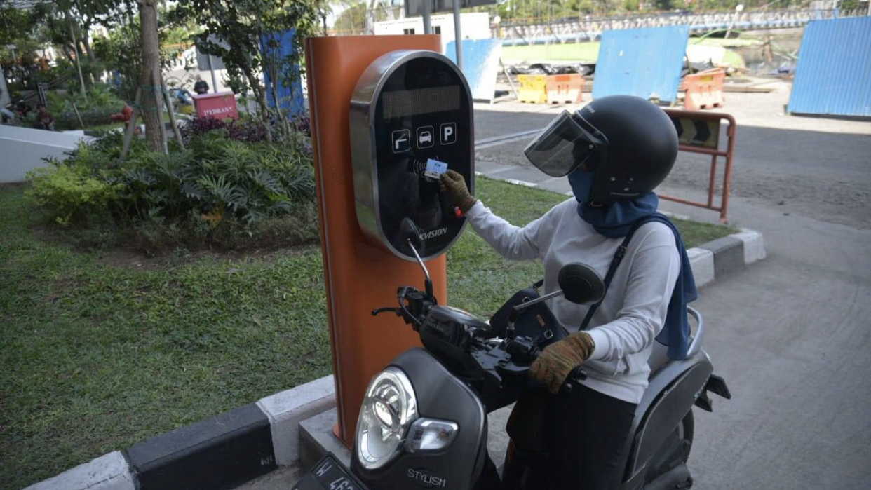 Pengunjung yang akan memarkir kendaraannya ke TIJ. (Foto: Dok. Humas Pemkot Surabaya)