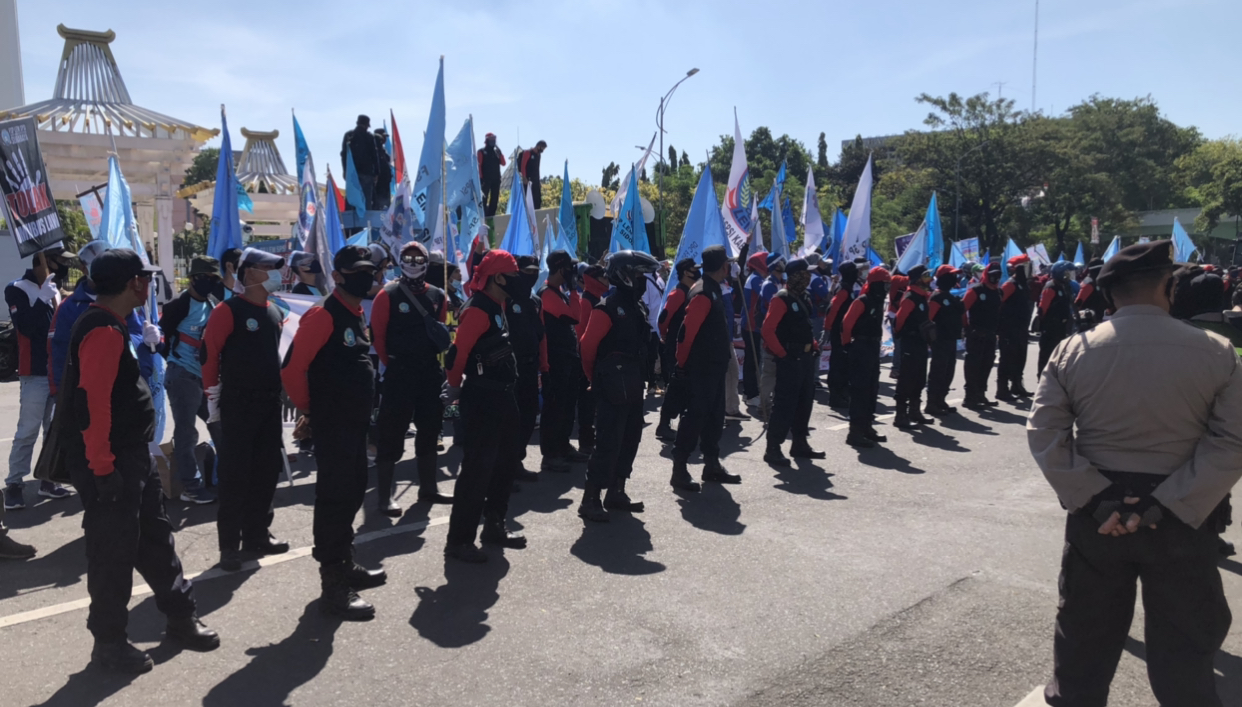 Massa aksi FSP LEM saat datangi Kantor Gubernur Jatim. (Foto: Andhi Dwi/Ngopibareng.id)