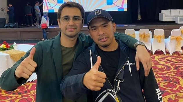 Putra Siregar, pemilik toko ponsel PS Store, pose bersama Raffi Ahmad dalam acara penggalangan dana. (Foto: Dok. Putra Siregar)