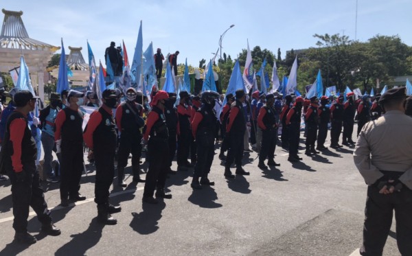 Unjukrasa Buruh di Kantor Gubernur Jatim. (Foto: Dok/Ngopibareng.id)