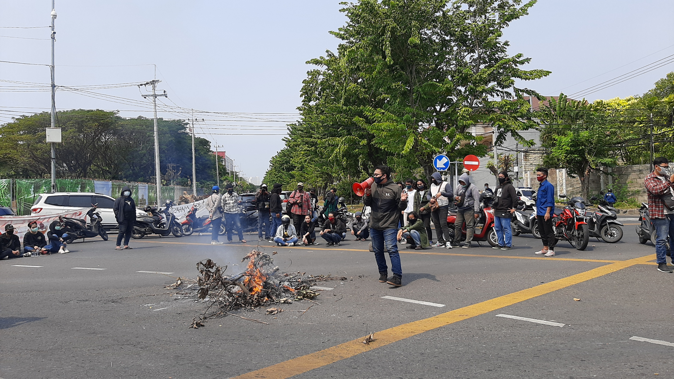 Aksi demo mahasiswa Unair di persimpangan Jalan Ir. Soekarno Surabaya. (Foto: Pita Sari/Ngopibareng.id)