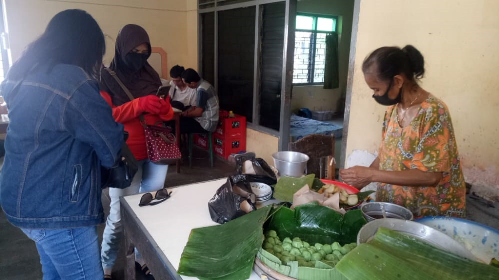 Mbah Rikani saat melayani pembeli di warungnya. Usaha ini sudah turun temurun sampai generasi ketiga. (Foto: Fendhy Plesmana/Ngopibareng.id)