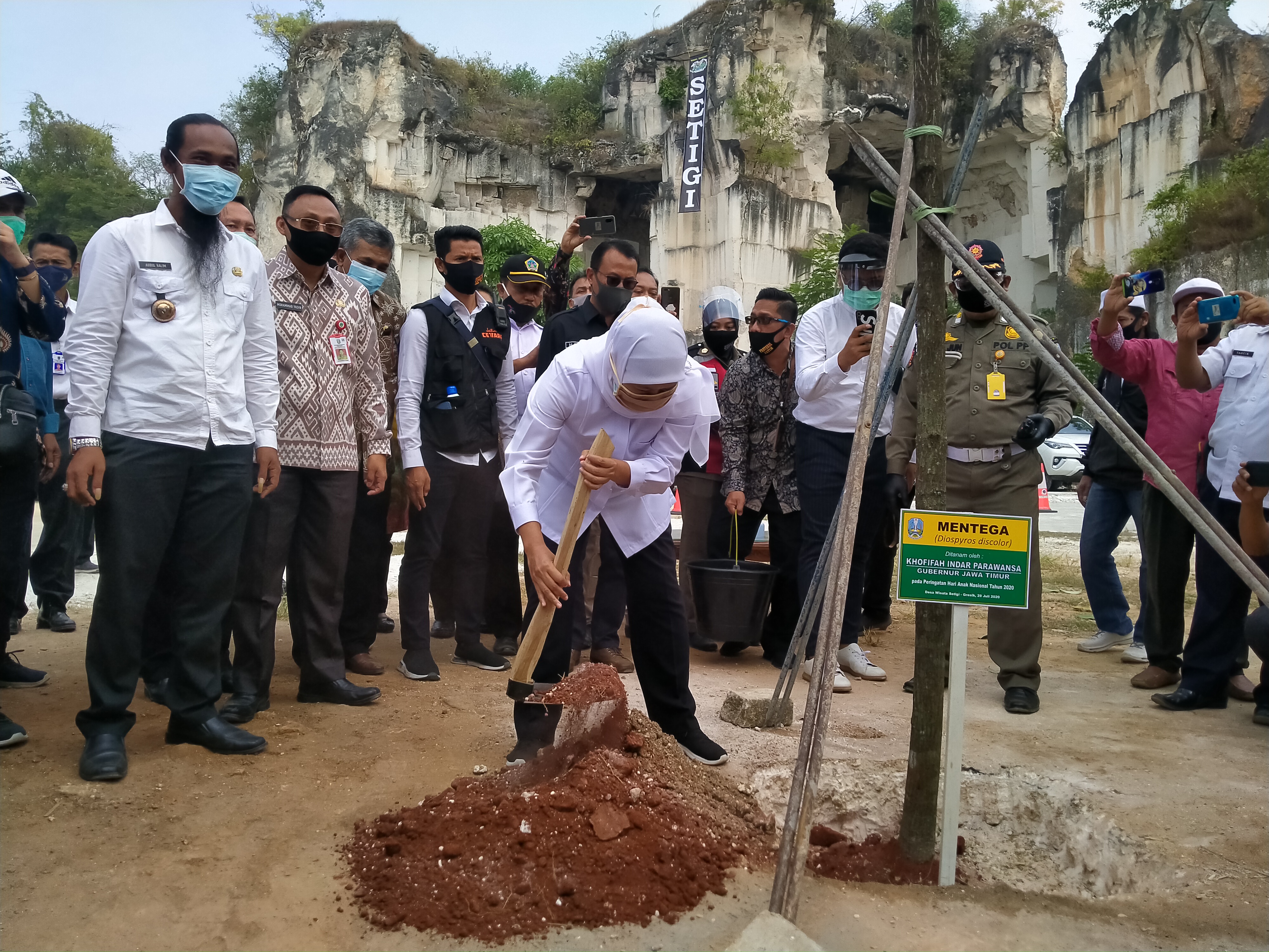 Gubernur Jawa Timur Khofifah Indar Parawansa saat menanam pohon di Wisata Setigi Sekapuk. (foto: Azharil Farich/Ngopibareng.id)