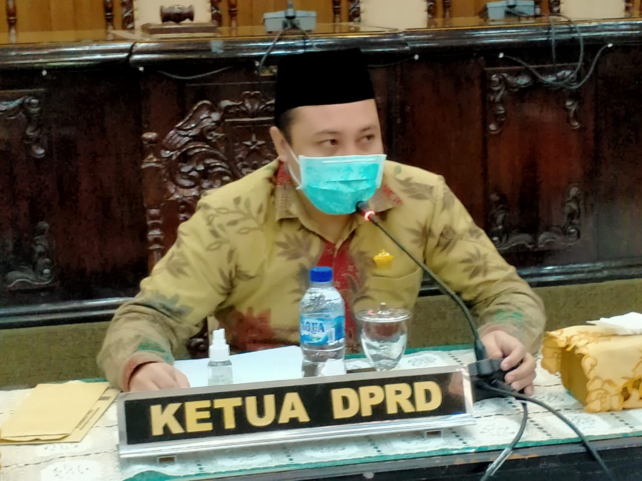 Ketua DPRD Kota Probolinggo, Abdul Mujib (tengah) saat menyampaikan hasil swab massal. (Foto: Ikhsan Mahmudi/Ngopibareng.id)