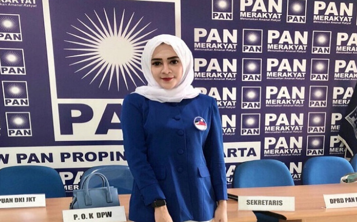 Vernita Syabilla pose dengan latar belakang atribut Partai Amanat Nasional (PAN) pada 2018 silam. (Foto: Instagram)