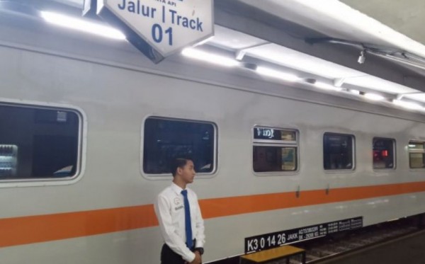 Empat kereta api jarak menang dan jauh berikan diskon Idul Adha sebesar 25 persen. (Foto: Lalu Theo/Ngopibareng.id)