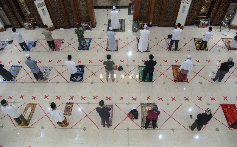 Salat Berjamaah di era Pandemi. (Foto: Antara)