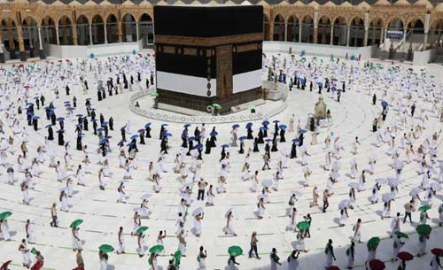 Enaknya saat jamaah haji melakukan Tawaf di Masjiidil Haram, kemarin. Jarak yang longgar, tak berdesak-desakan seperti sebelum pandemi, membuat para jamaah bisa melakukan ibadah dengan nyaman. Di antara para jamaah ini terdapat polisi wanita yang mulai bertugas tahun ini. (Foto:AFP)