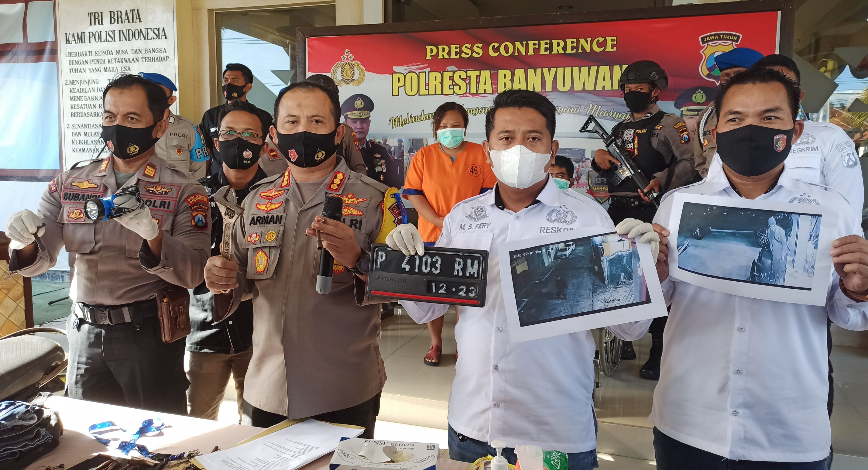 Kapolresta Banyuwangi Kombespol Arman Asmara Syarifuddin menunjukkan barang bukti yang diamankan dari tersangka. (Foto: Muh Hujaini/Ngopibareng.id)