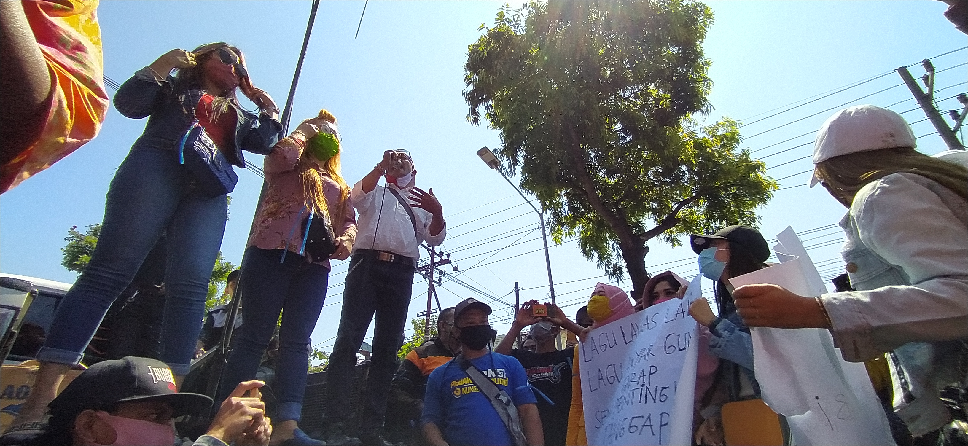 Turun ke jalan, menuntut DPRD menyampaikan aspirasi mereka ke Tim Gugus Tugas Percepatan Penanganan Covid-19 agar diperbolehkan gelar hajatan. (Foto: Fendhy Plesmana/Ngopibareng.id)