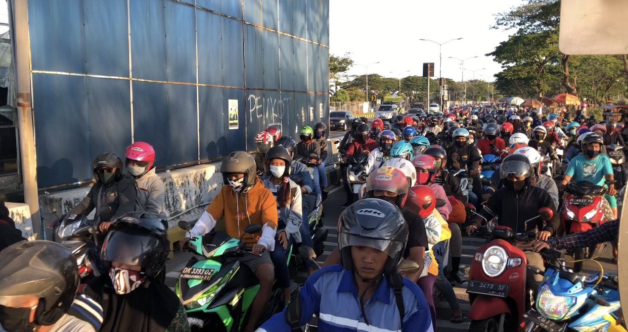 Kemacetan tampak mengular hingga lebih dari 200 meter. (Foto: Andhi Dwi/Ngopibareng.id)