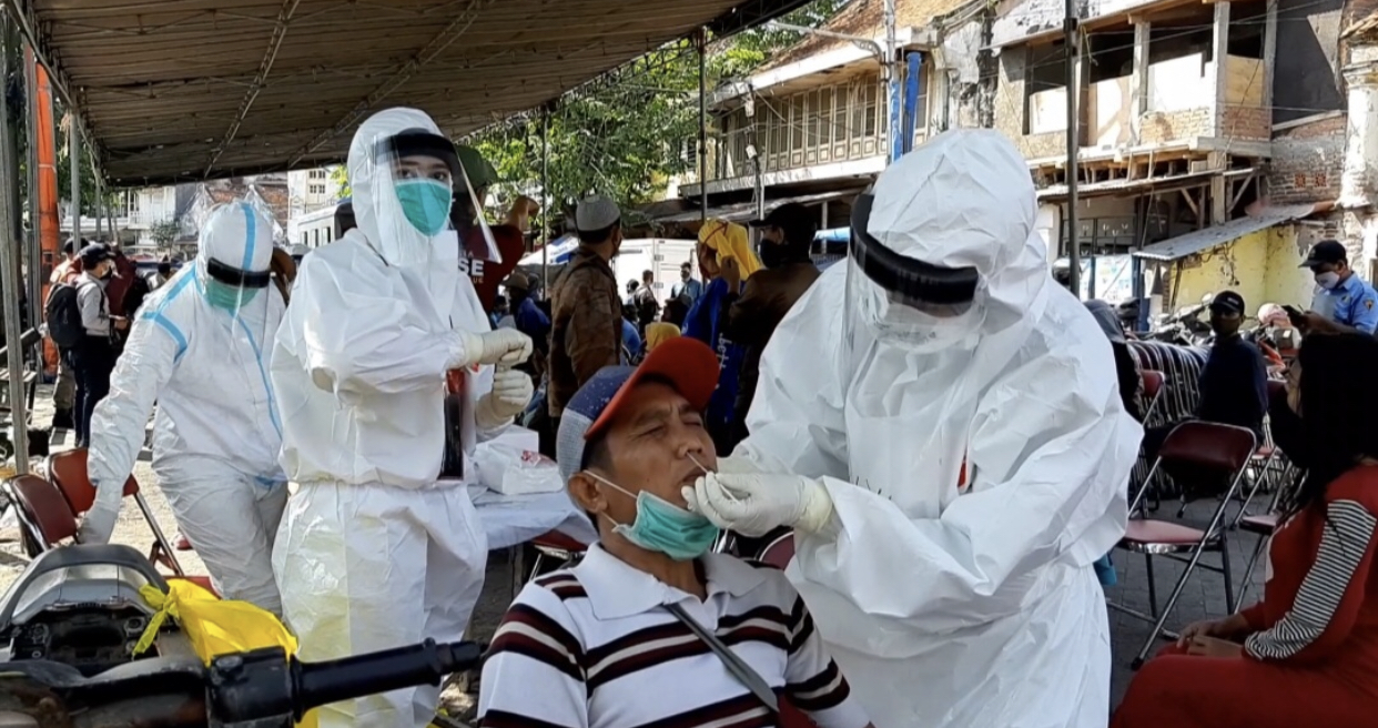 Pemkot Surabaya saat menggelar rapid test dan swab gratis. (Foto: Dok. Humas Pemkot Surabaya)