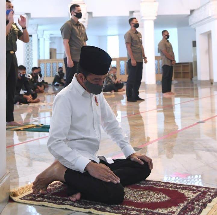 Presiden Joko Widodo ketika Salat Jumat. (Foto: Setpres)