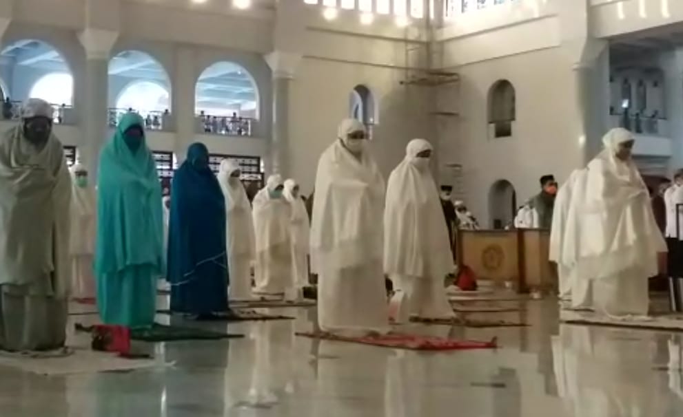 Gubernur Jatim, Khofifah Indar Parawansa (tengah) ketika mengikuti shalat id di Masjid Al Akbar, Surabaya, Jumat 31 Juli 2020.