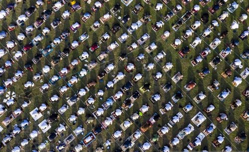 Umat muslim menunaikan ibadah shalat Idul Adha 1441 H di Masjid Al Azhar, Jakarta, Jumat . (Foto:Antara/Muhammad Adimaja)