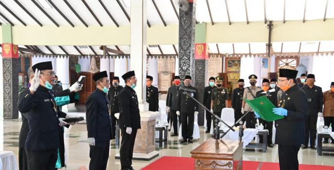 Bupati Irsyad melantik Anang Saiful Wijaya sebagai Sekda Pasuruan. (Foto: Dok)