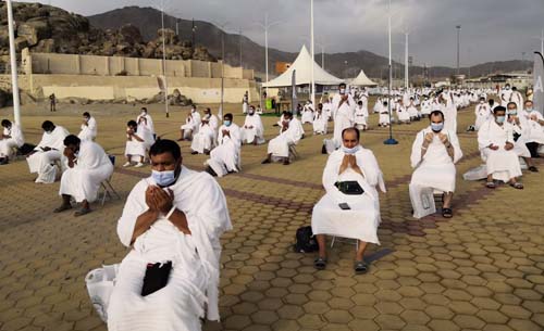 Jamaah haji saat berdoa di Padang Arafah, Kamis kemarin, tertib, bermasker dan jaga jarak sesuai  protokol covid. (Foto:AlJazera)