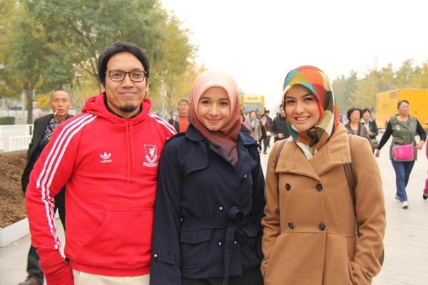 Para pemain film Assalamualaikum Beijing, yakni Revalina S Temat (kanan), Laudya Cynthia Bella, dan Desta. (Foto: Maxima Picture)