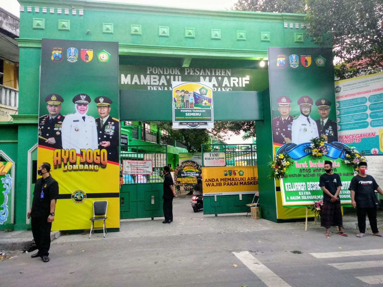 Gerbang depan Pondok Pesantren Mamba'ul Ma'arif Denanyar, Jombang (Foto: M. Rizqi/Ngopibareng.id)