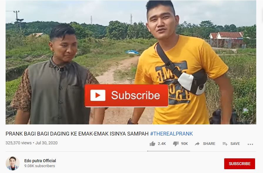 Kanal YouTube Edo Putra Official bikin prank bagi-bagi daging kurban ternyata berisi sampah. (Foto: Tangkapan layar YouTube Edo Putra Official)