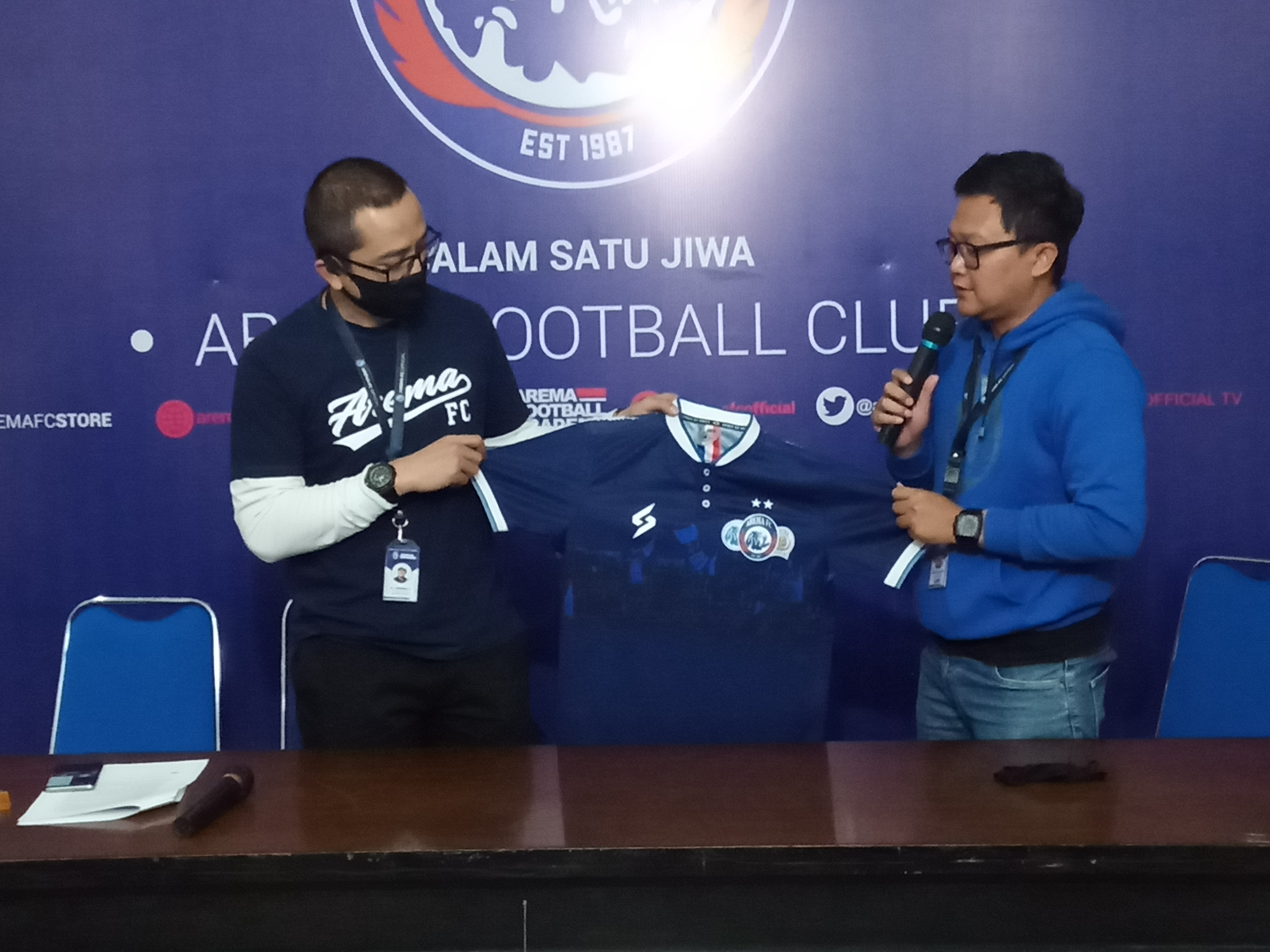 Penampilan Jersey Limited Edition Arema. (Foto: Lalu Theo/Ngopibareng.id)