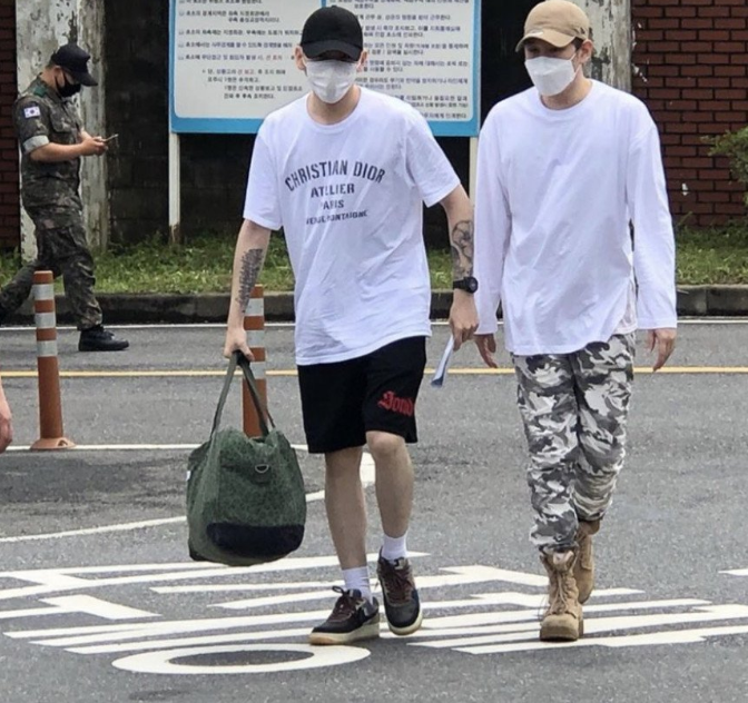 Zico ditemani kakak, Taewoon, tiba di camp atau pusat pelatihan militer Korea Selatan. (Foto: kpopchart.net)