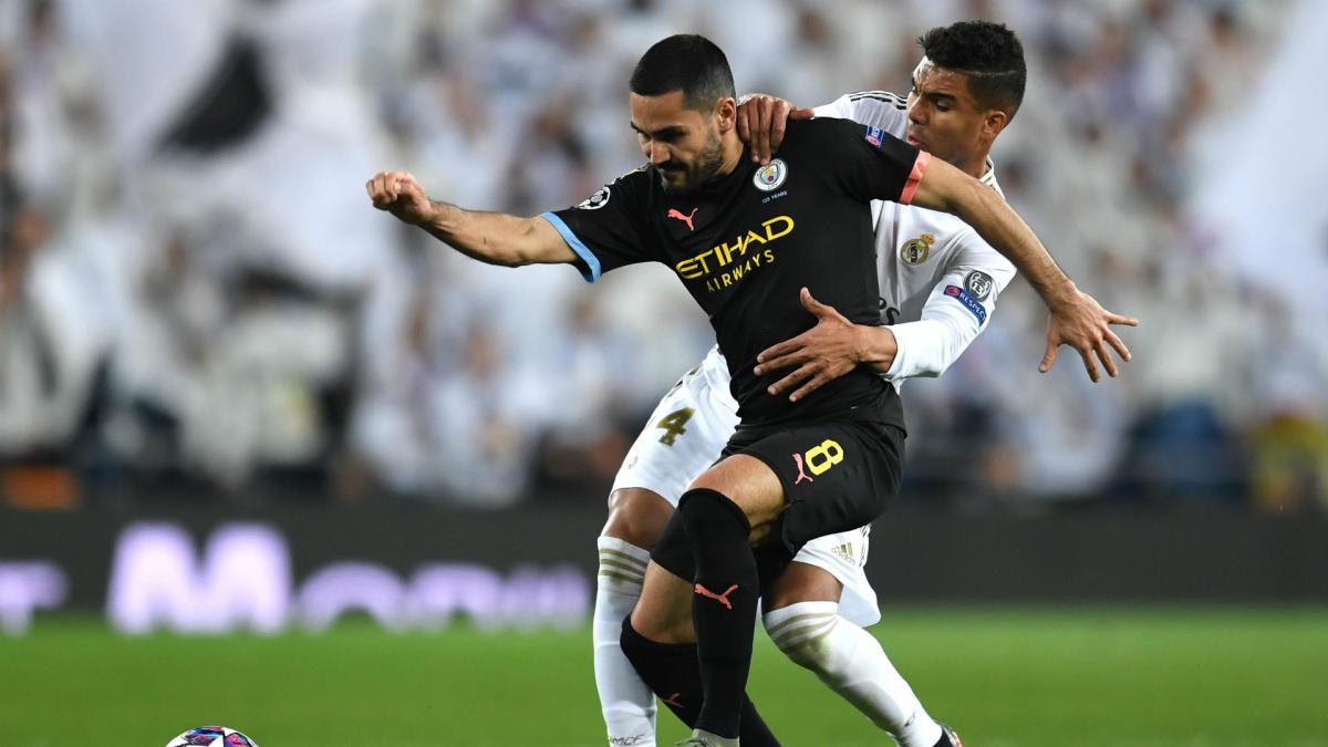 Gelandang Man. City, Ilkay Gundogan saat bertarung dengan pemain tengah Madrid, Casemiro. (Foto: en.as.com)