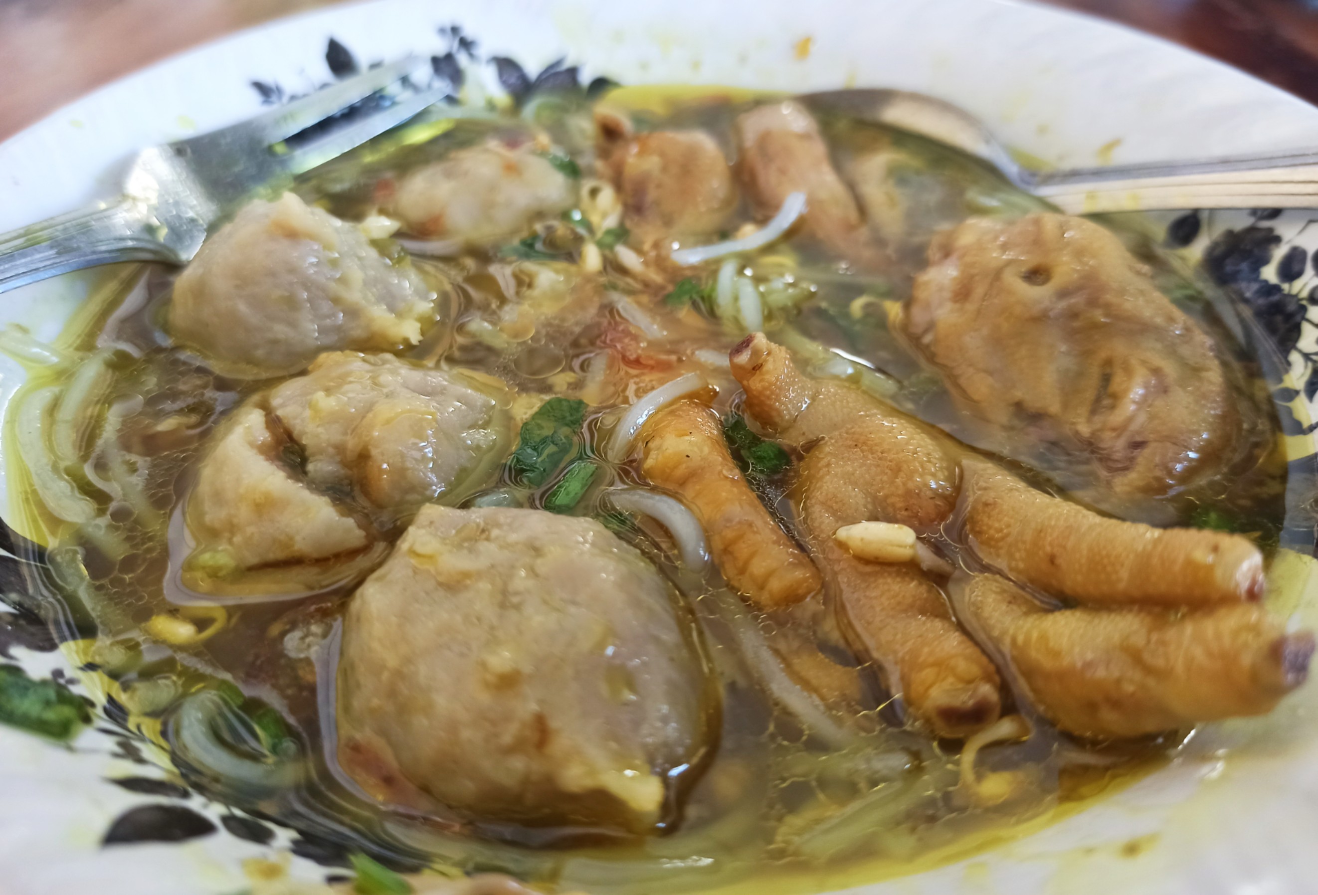 Bakso Saeton, bakso kuah soto istimewa yang sudah melegenda (foto:Muh Hujaini/ngopibareng.id)