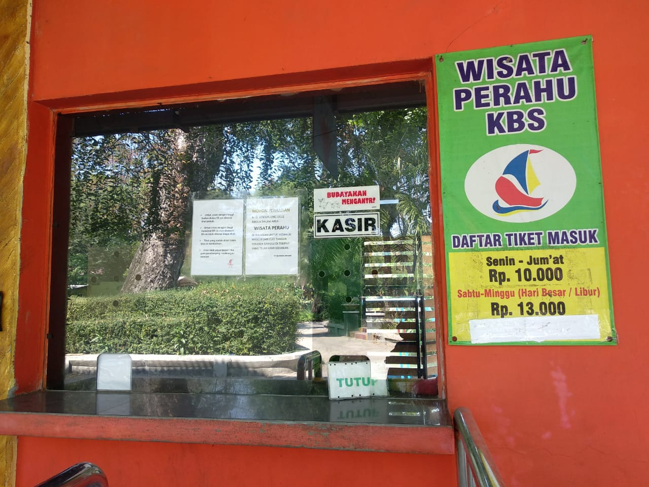 Salah satu wahana yang ditutup di KBS (Foto: M.Rizqi/Ngopibareng.id)