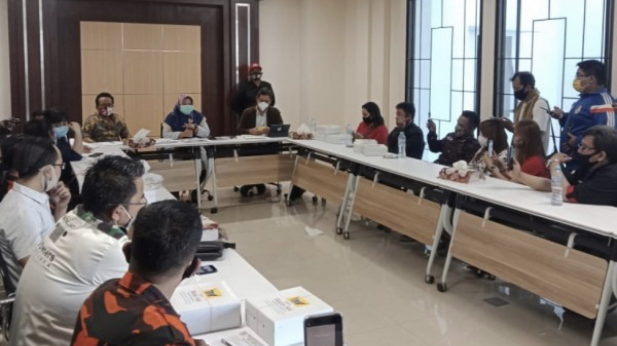 Para pekerja tempat hiburan malam dan pekerja seni saat melakukan pertemuan dengan Komisi D DPRD Surabaya beberapa waktu lalu. (Foto: Andhi Dwi/Ngopibareng.id)