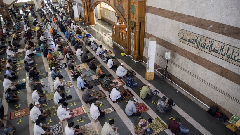 Salat berjamaah di Masjid Agung Sunda Kelapa, Jakarta. (Foto: Istimewa)