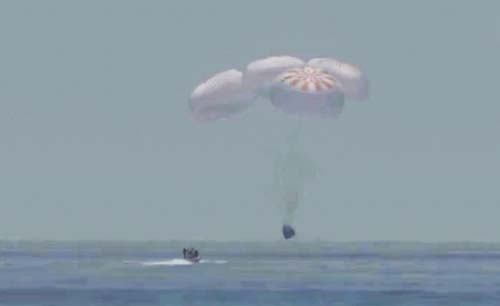 Kapsul yang ditumpangi astronot NASA Robert Behnken dan Douglas Hurley mendarat dengan parasut di Teluk Meksiko, Minggu kemarin. [Foto:NASA/Reuters]