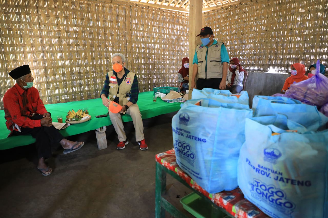 Gubernur Ganjar Pranowo di rumah Mbah Padmo. (Foto: Ist/Ngopibareng.id)