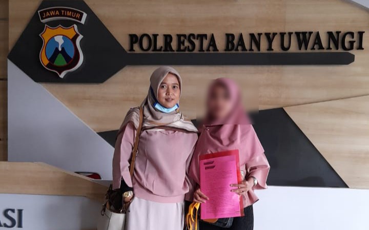 Atik Kristiana saat mendampingi kliennya di Polresta Banyuwangi. (Foto: Istimewa)