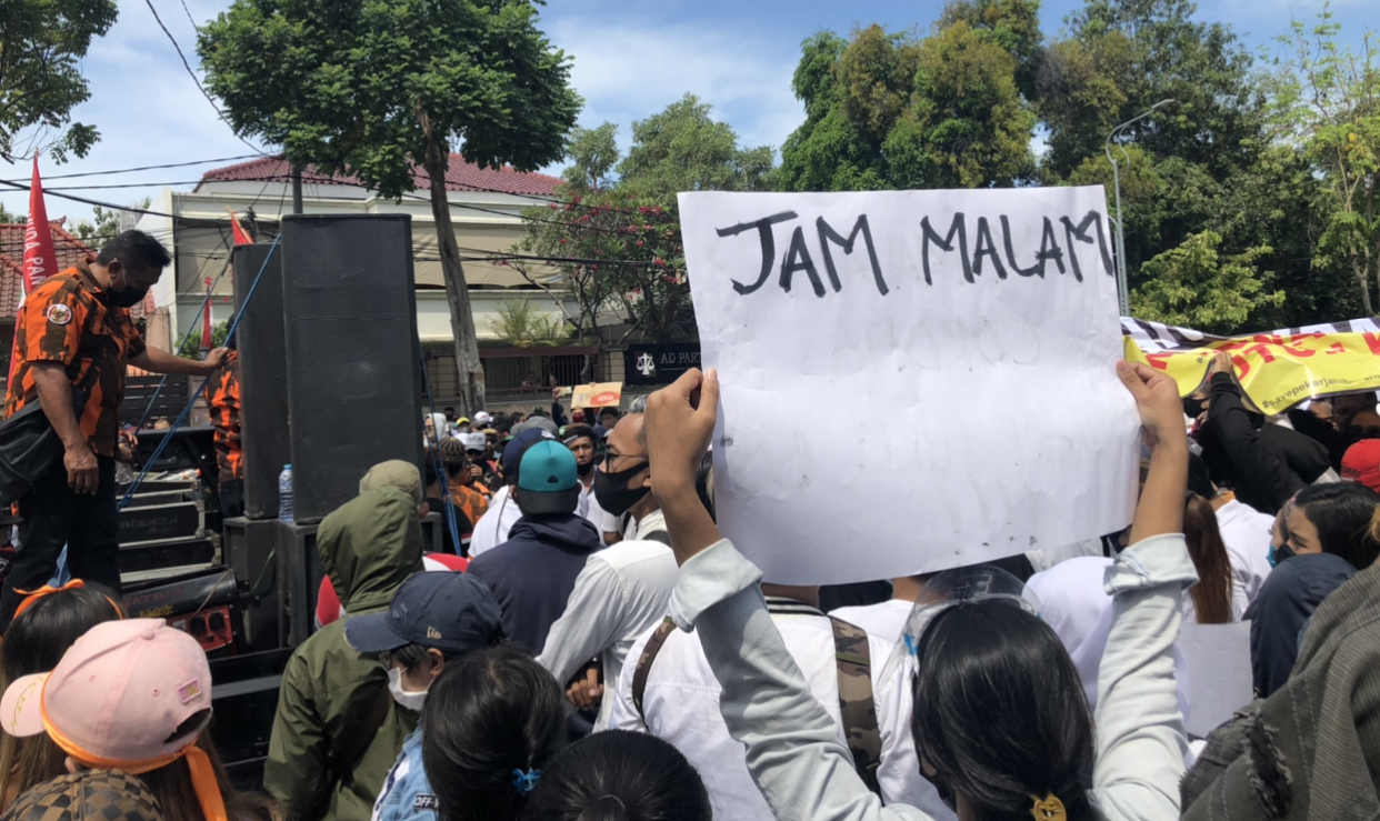 Ratusan pekerja malam, saat melakukan aksi demonstrasi di depan Balai Kota Surabaya. (Foto: Andhi Dwi/Ngopibareng.id)