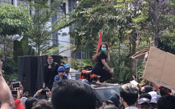 Massa pekerja malam yang melakukan aksi demonstrasi di depan Balai Kota Surabaya. (Foto: Andik Dwi Setiawan/Ngopibareng.id)