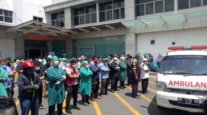 Salat jenazah sebelum melepas kepergian dokter Andhika Kesuma di halaman Rumah Sakit Columbia Asia Medan, Sumatera Utara. (Foto: Istimewa)