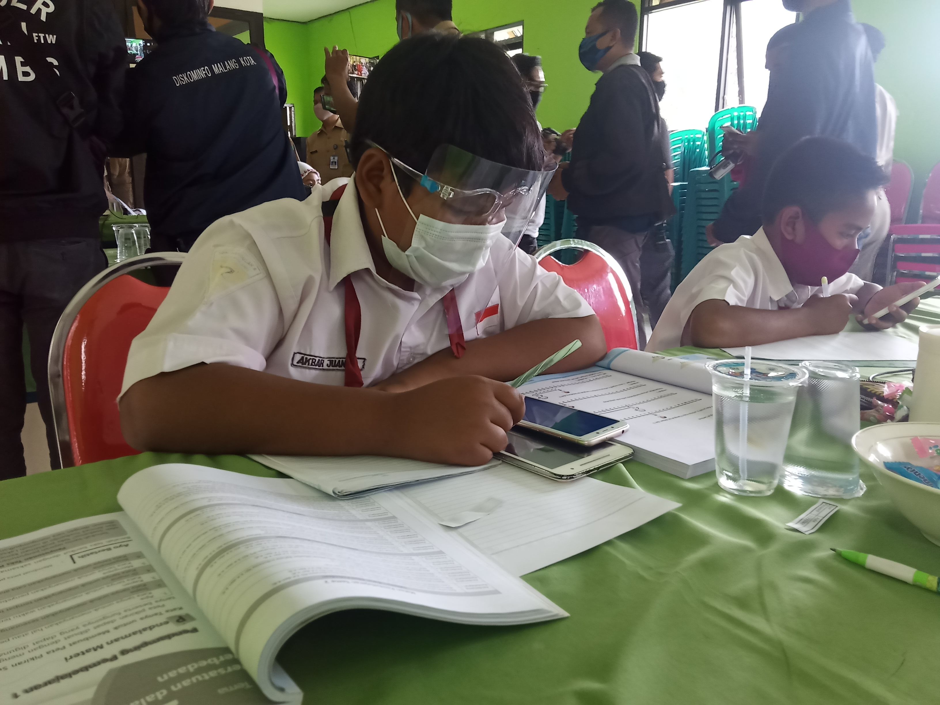 Para siswa saat belajar daring di Kantor Lurah Bandulan, Kecamatan Sukun, Kota Malang (Foto: Lalu Theo/Ngopibareng.id)