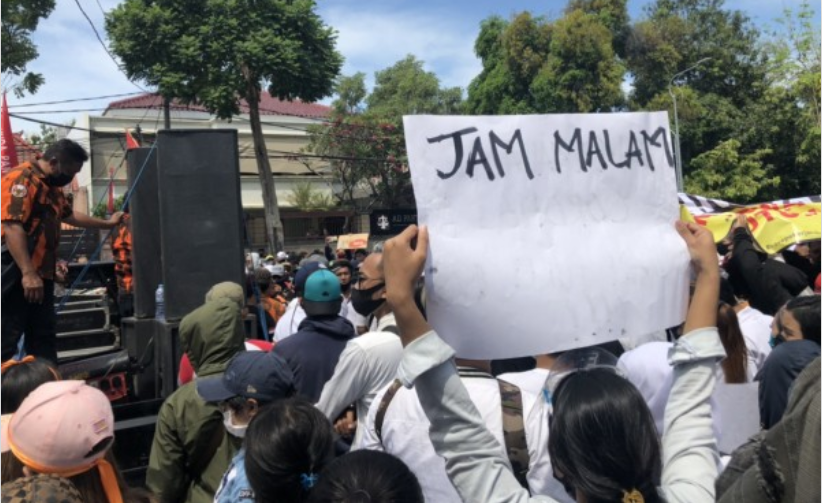 Ratusan pekerja malam, saat melakukan aksi demonstrasi di depan Balai Kota Surabaya. (Foto: Andhi Dwi/Ngopibareng.id)