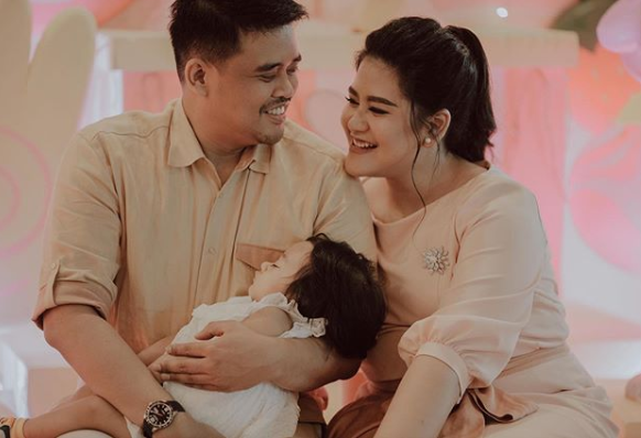 Pasangan Kahiyang Ayu dan Bobby Nasution bersama putri pertamanya, Sedah Mirah Nasution. (Foto: Instagram @ayanggkahiyang)