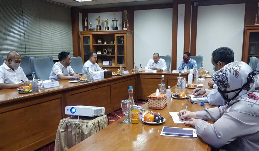 Ketua DPD RI, La Nyalla Mahmud Mattalitti ketika melakukan pertemuan dengan jajaran direksi Otoritas Jasa Keuangan (OJK) Regional IV Jatim. (Foto: Istimewa)