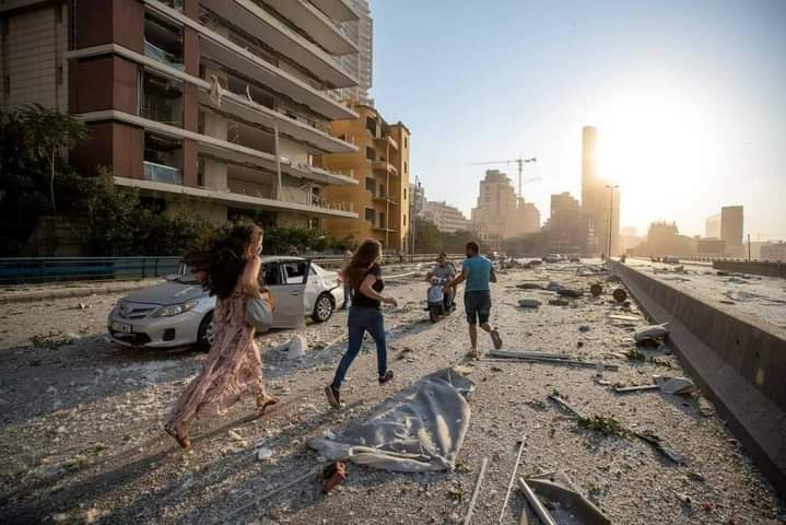 Dampak ledakan dahsyat di Beirut, Lebanon. Sejumlah warga berlarian menyelamatkan diri. (Foto: twitter @qyleeeei)