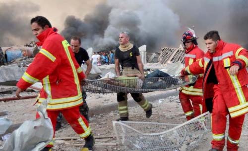 Petugas pemadam kebakaran mengevakuasi korban ledakan dahsyat di Pelabuhan Beirut Selasa malam. (Foto:Reuters/Antara)