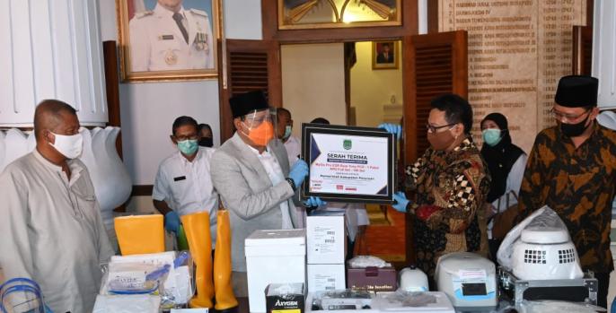 Bupati Irsyad Yusuf menerima bantuan mesin PCR swab test covid-19. (Foto: Dok Humas)