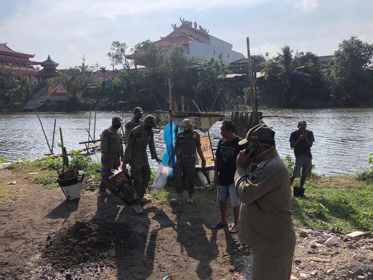 Satpol PP kota kediri gerebek penambang pasir manual (istimewa) 